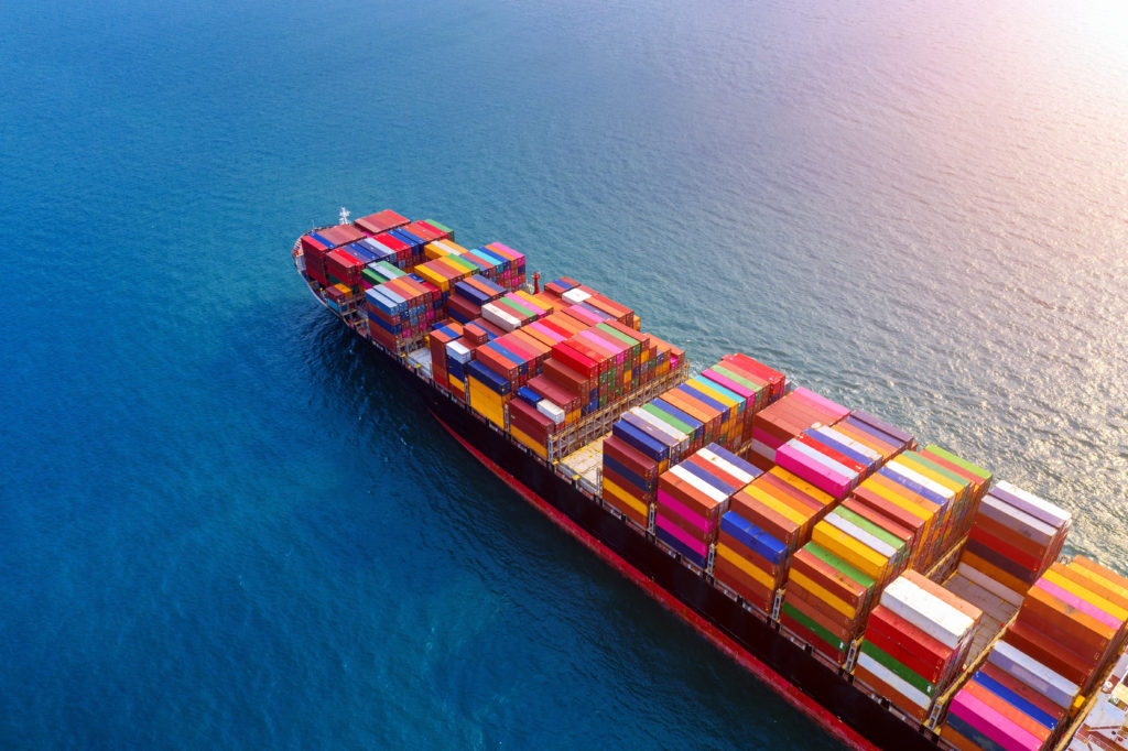 Porte-conteneurs pour un déménagement international par voie maritime