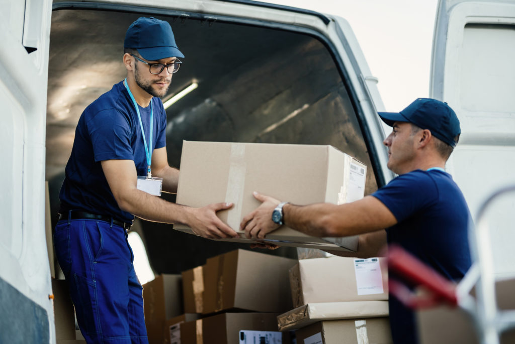 Déménageurs Edgar chargeant des cartons dans le camion