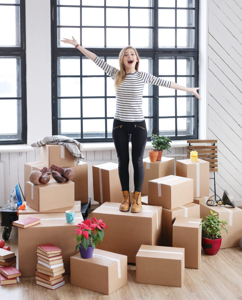 Cliente souriante prête pour son déménagement avec ses cartons